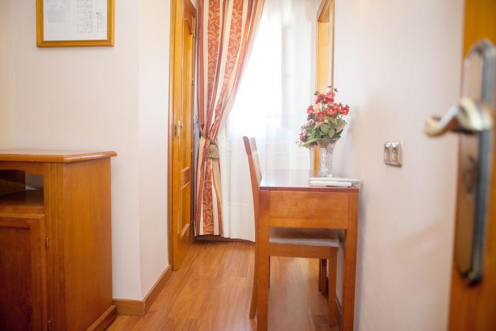 Hotel Alameda Malaga Bagian luar foto